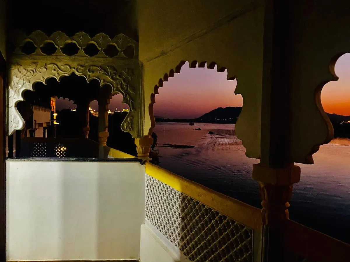 Haveli Balavh With Lake Facing Balcony Hotel Udaipur